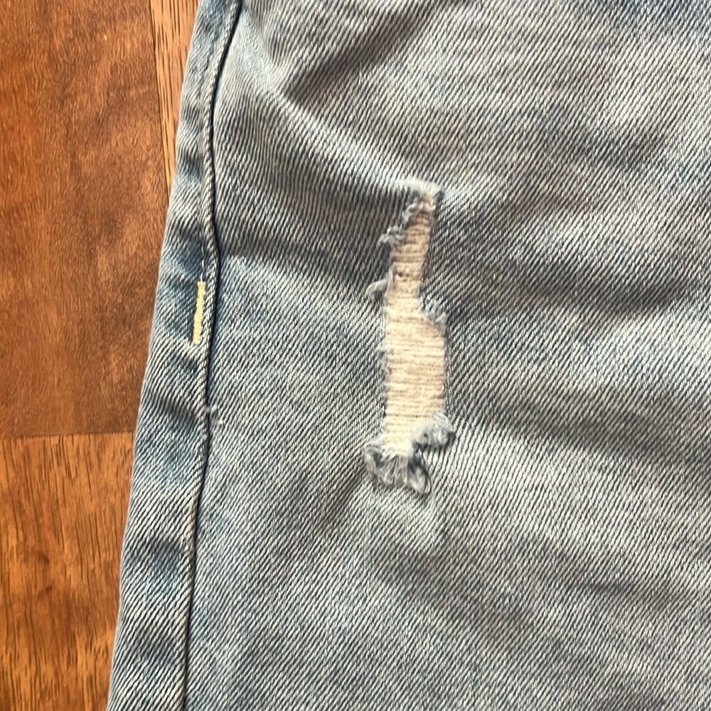 BNWOT light stone wash mid rise Levi’s shorts - Picture 3 of 16
